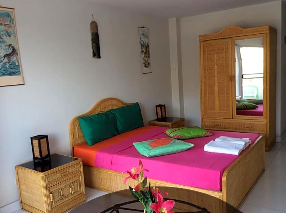 B&B View Talay 1B by Franco Jontiem