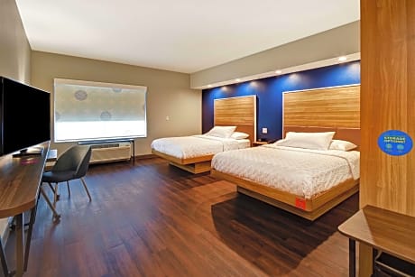 2 Queen Mobility Accessible W/Bathtub