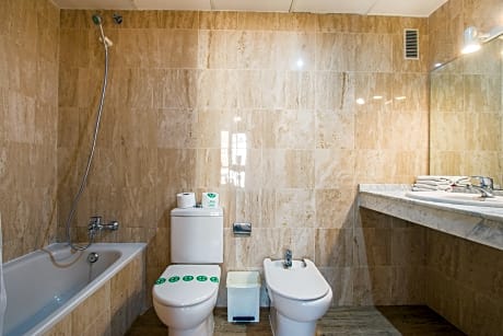 2 BEDROOM APARTMENT 4 ADULTS