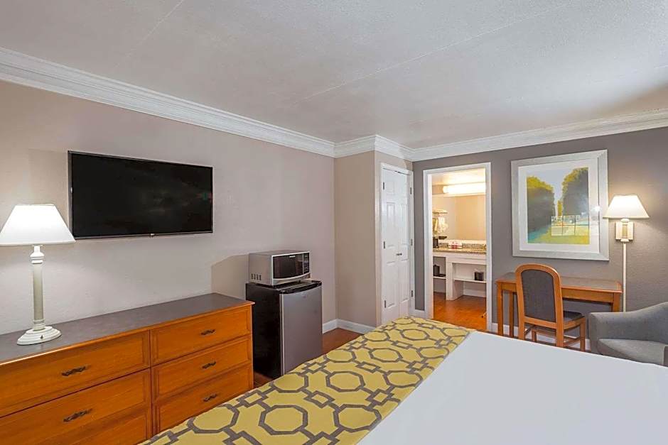 Casa Bella Inn & Suites
