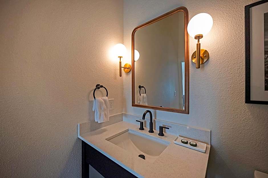 Bodega Coast Inn and Suites