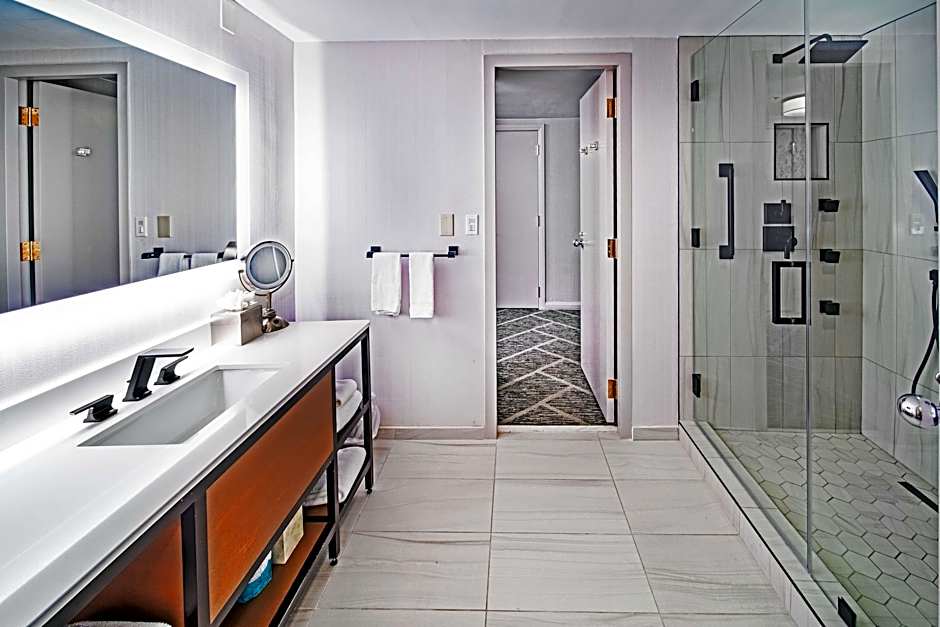 Photo 1 of 7 of Presidential 1 King Bed Suite, Whirlpool