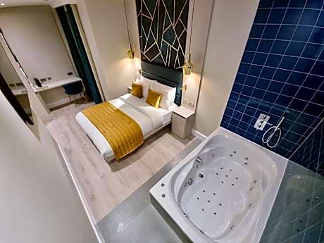 Signature Jacuzzi Suite