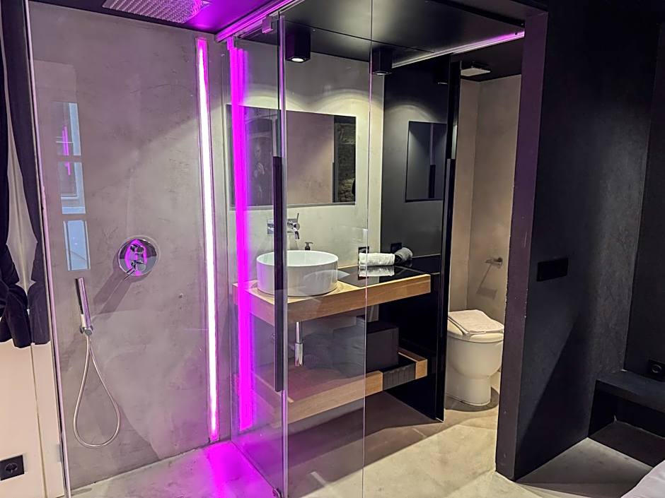 The Black Boutique -- Turistea Suites