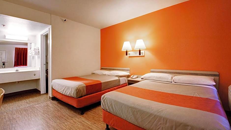 Super 8 by Wyndham Woods Cross - Salt Lake City North