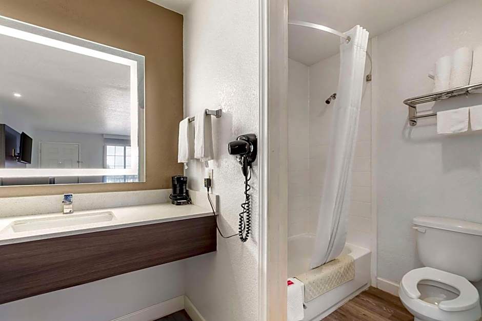 Econo Lodge Inn & Suites Near Lackland AFB