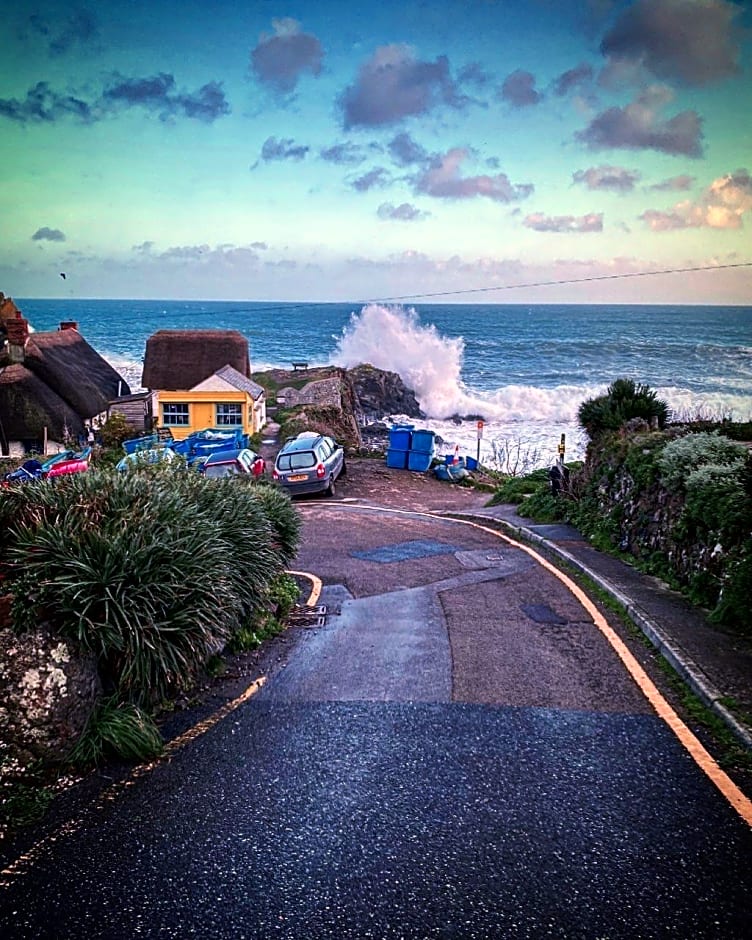 Cadgwith Cove Inn