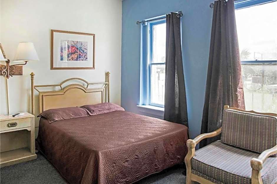 OYO Cameron Historic Hotel Brownsville I-69E