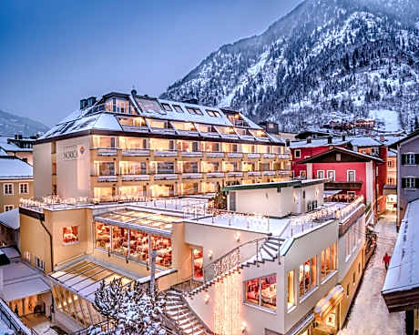 Hotel Norica - Thermenhotels Gastein mit dem Bademantel direkt in die Therme