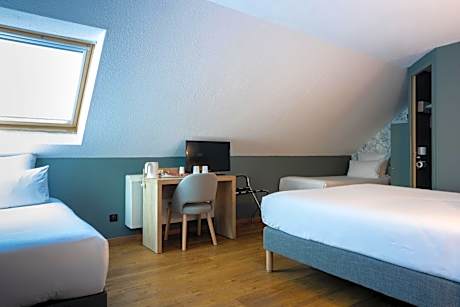 Quadruple Room with 1 Double Bed and 2 Single Beds