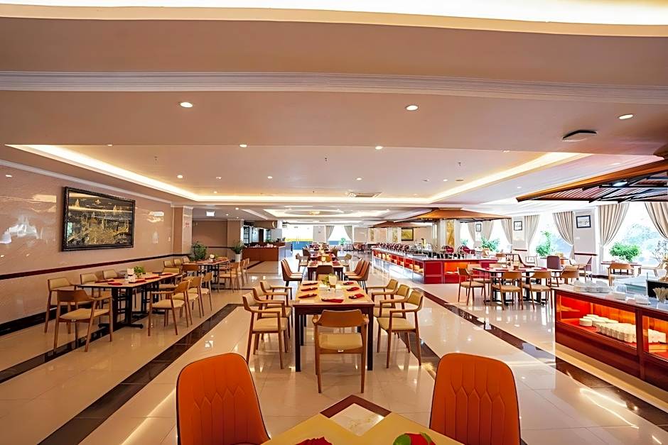 Van Phat Riverside Hotel