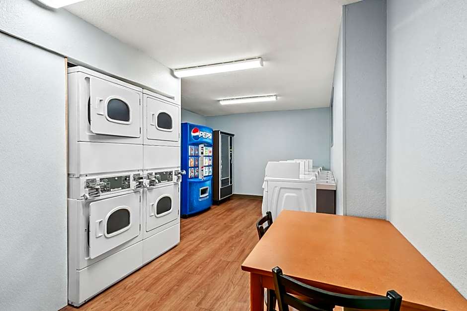 HomeTowne Studios Detroit - Livonia