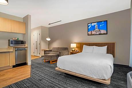 Alluxsuites at 1876, an Ascend Collection Hotel