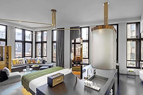 Studio, 1 King Bed, Non Smoking (Studio Bank Suite)