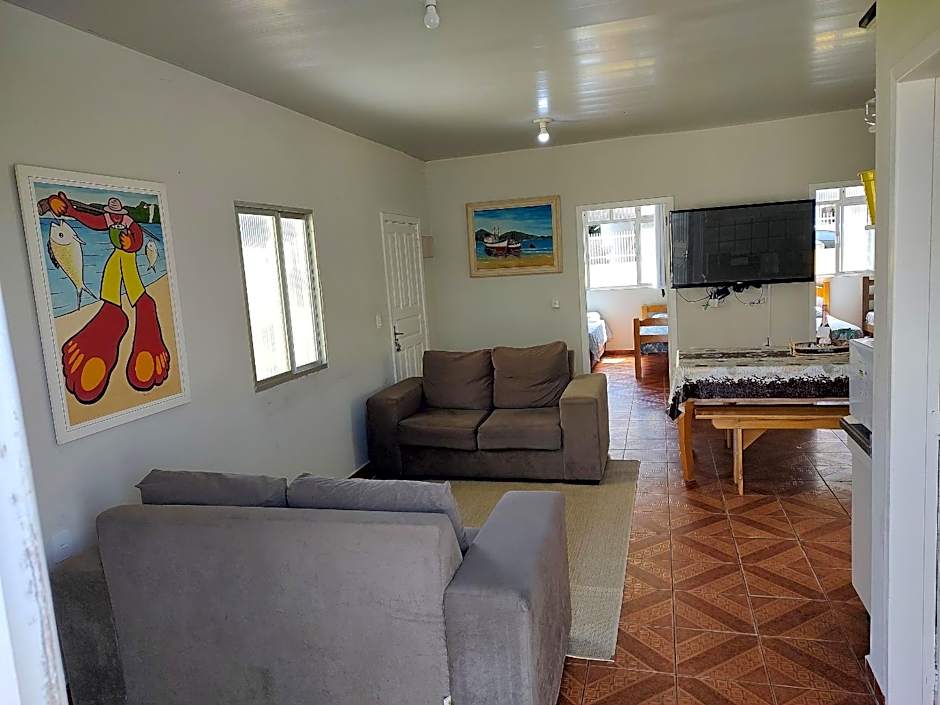 Casa pé na areia com vista especial do pôr do sol.