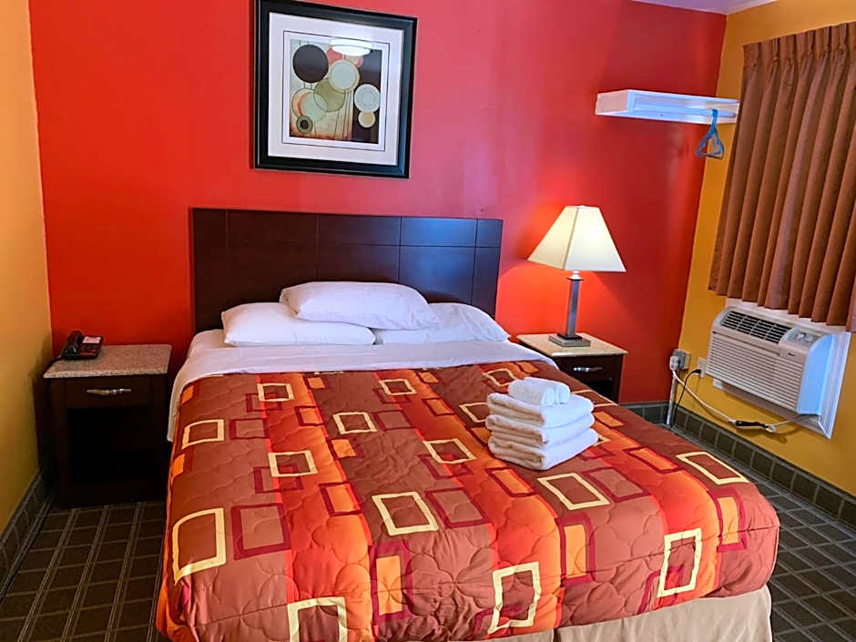 Photo 1 of 17 of 1 Queen Bed, Nonsmoking