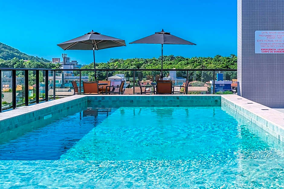 Adra 301 - Apartamento no centro de Bombinhas - Rooftop com piscina e academia - À poucos metros da praia - (Consultar serviços de roupas de cama e banho)