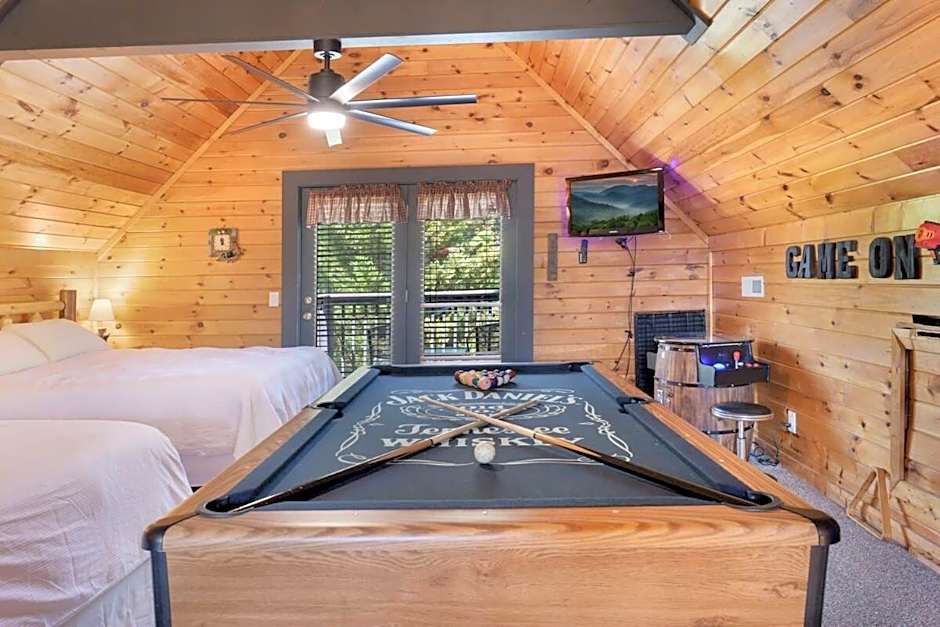 Ryes and Shine Bootlegger's Cabin! Hot Tub* Pool* Arcade* Billiards *EV * Pet Friendly