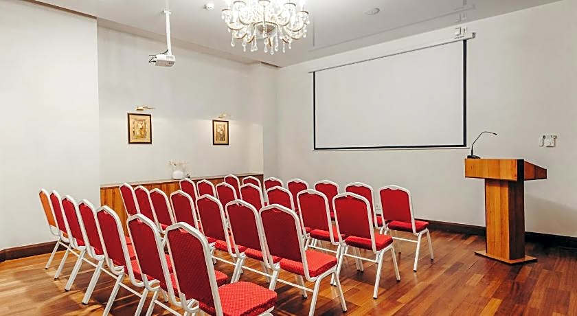 Dedeman Oskemen Tavros Hotel