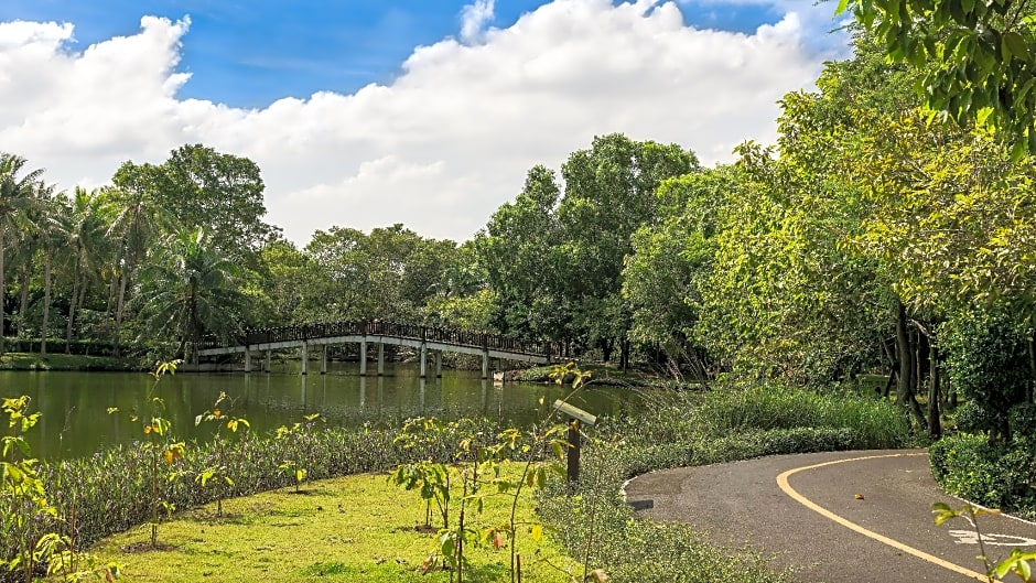 RQ Bangkok Sukhumvit 50 by Collection O