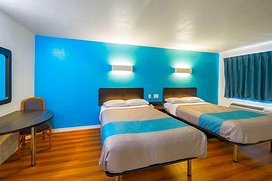 Motel 6-Grand Prairie, TX - Interstate 30