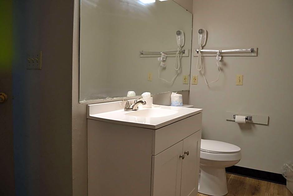 Days Inn and Suites by Wyndham Sikeston