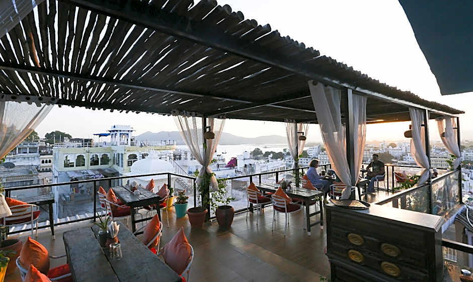 Hotel Udai Niwas - By The Lake