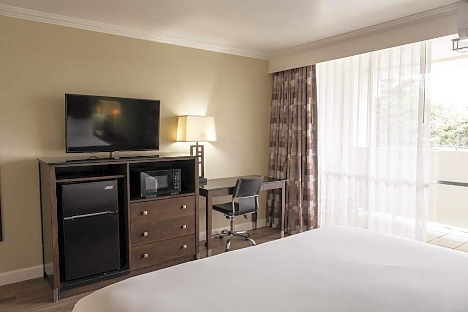 Travelodge by Wyndham Monterey Bay