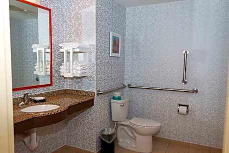 2 Queens Mobility/Hearing Access Tub Nosmok