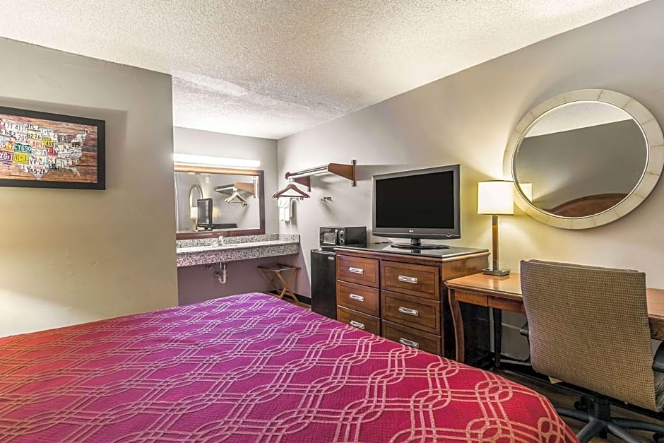 Econo Lodge North