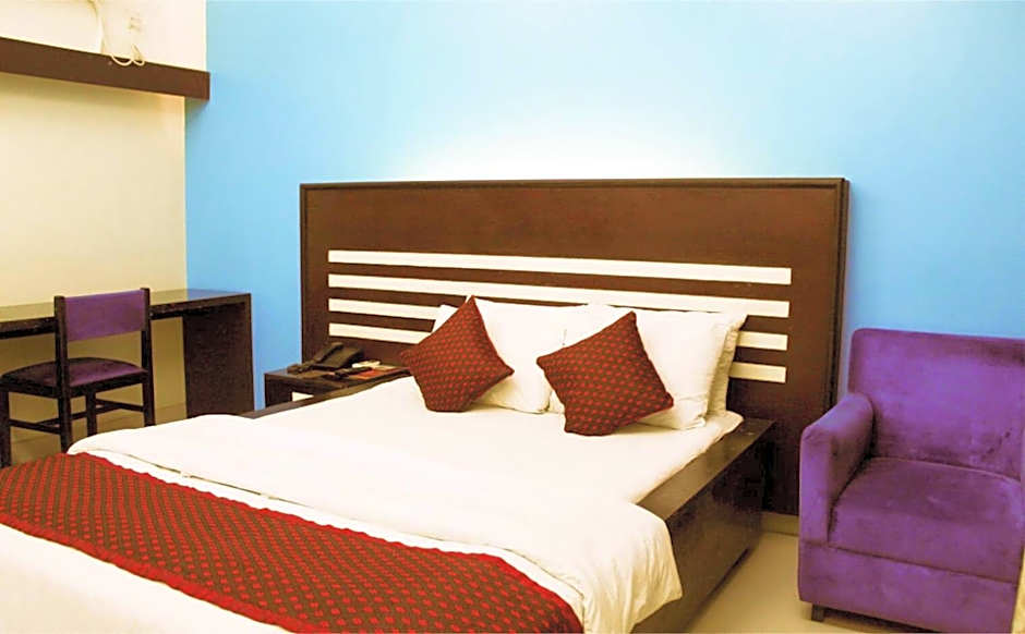 Photo 1 of 4 of 1 Queen Bed