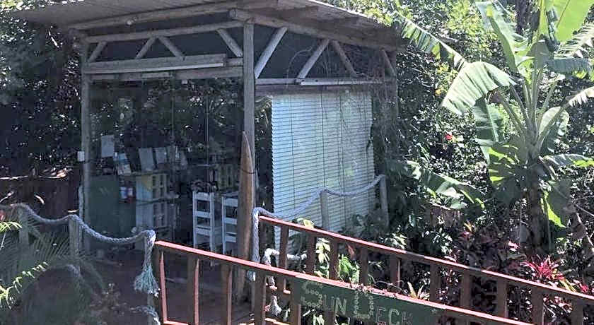 Mantis and Moon Backpackers and Surf Hostel