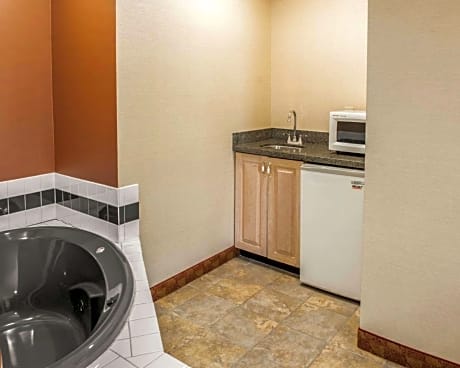 1 King Bed, Suite, Nonsmoking, Accessible