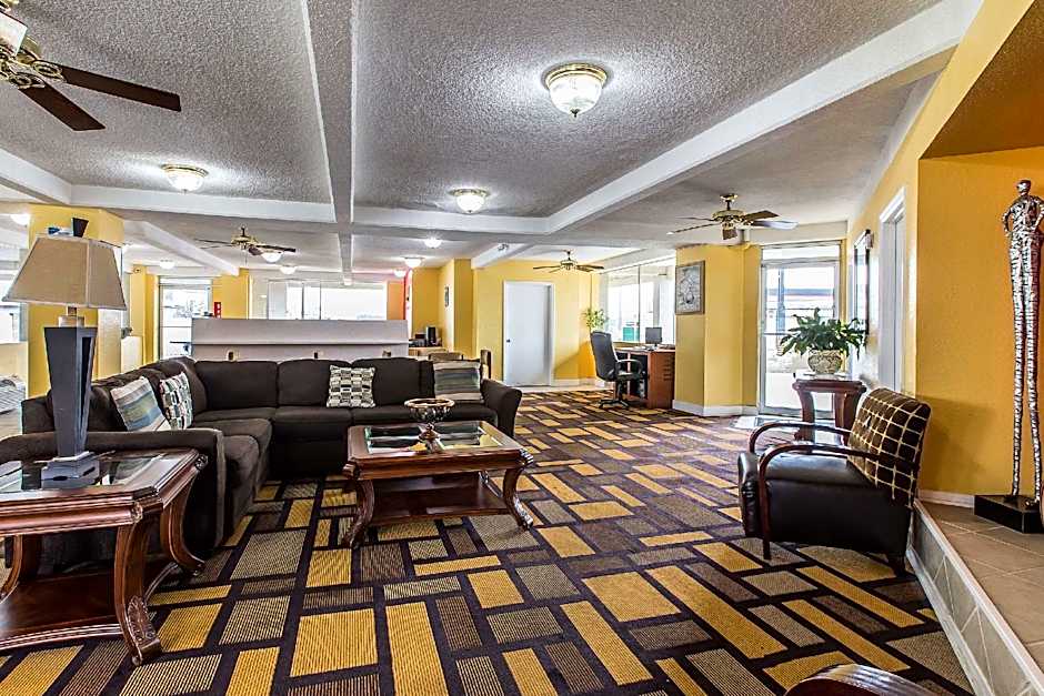 Econo Lodge Byron near Historic District - Warner Robins