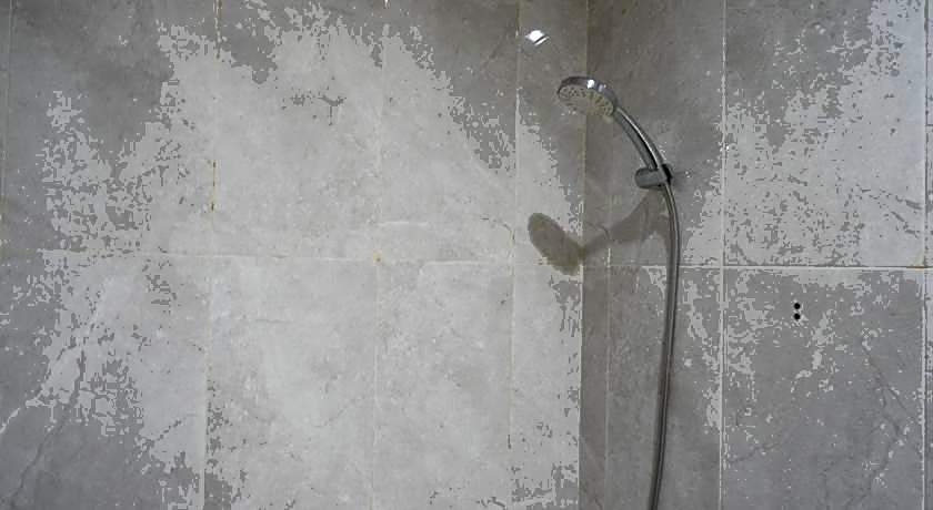 RedDoorz near Mutiara SIS Al Jufrie Airport Palu 2