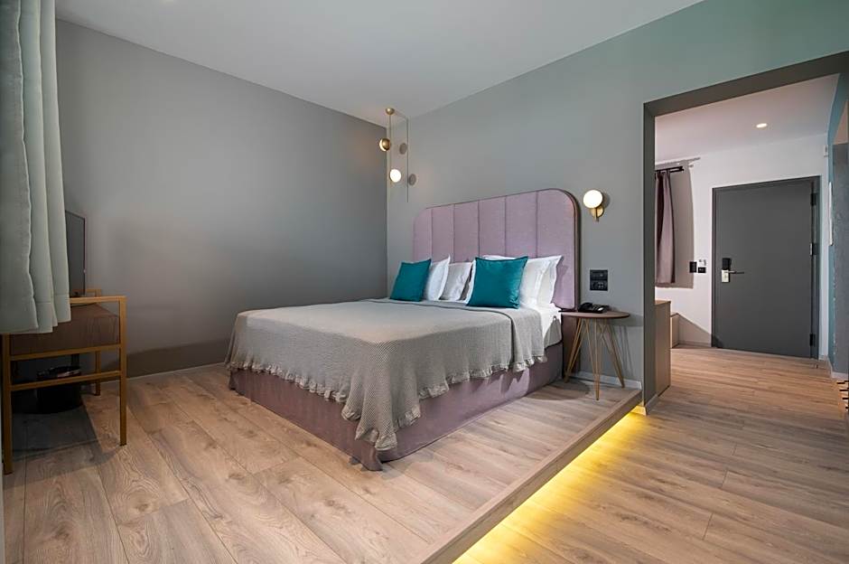 Lagomandra Luxury Suites with Private Pools
