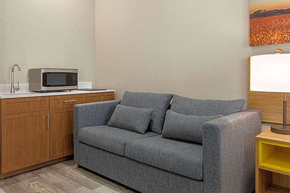 Days Inn & Suites by Wyndham Greater Tomball