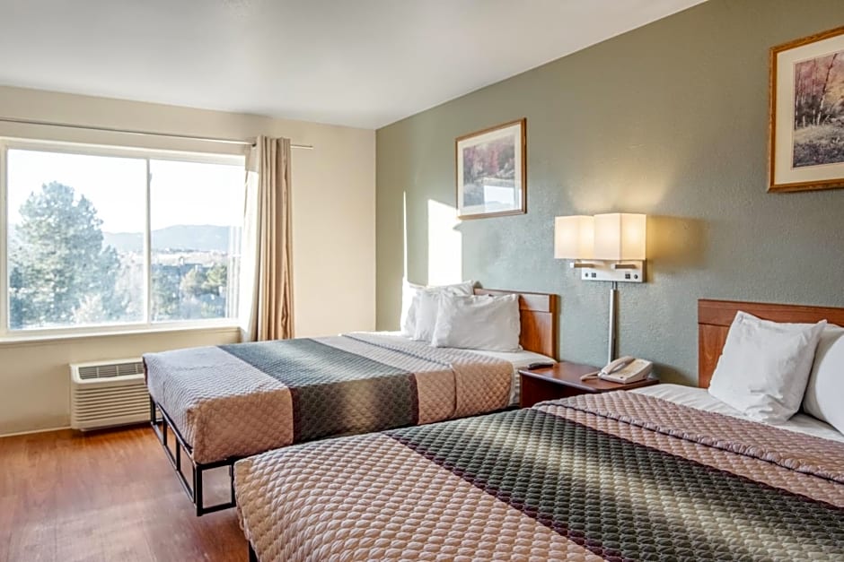 HomeTowne Studios by Red Roof Colorado Springs - Airport
