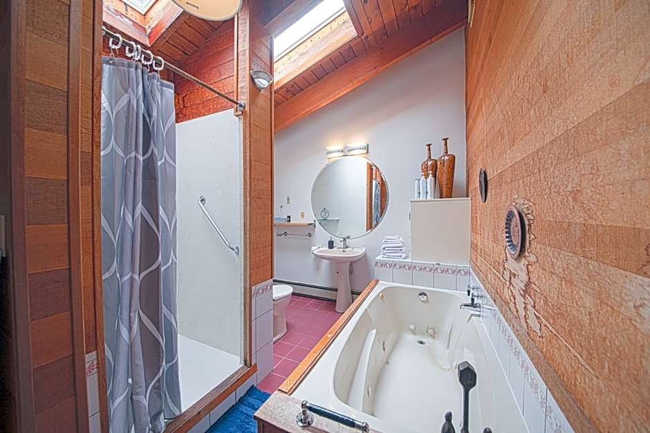 Cypress: Private Bedroom/Bathroom/Office, with Shared Pool, Hot tub