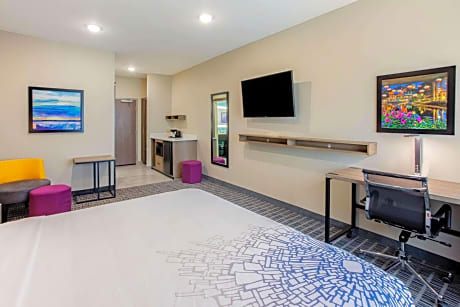 1 King Bed, Deluxe Mobility/Hearing Accessible Room, Roll-In Shower, Non-Smoking