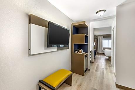 King Suite - Accessible/Non-Smoking