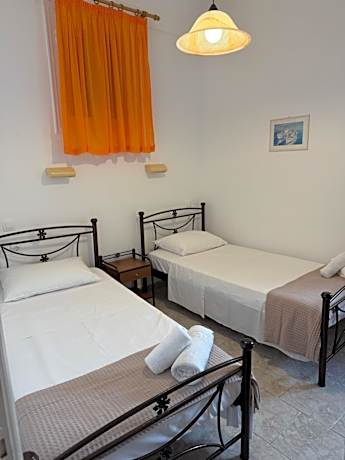 Basic Twin Room with Shared Kitchen