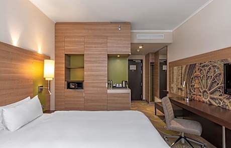 1 Queen Standard Atrium View