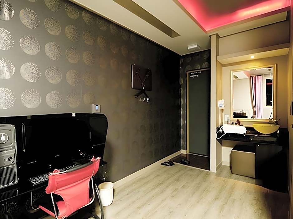 F1 Hotel