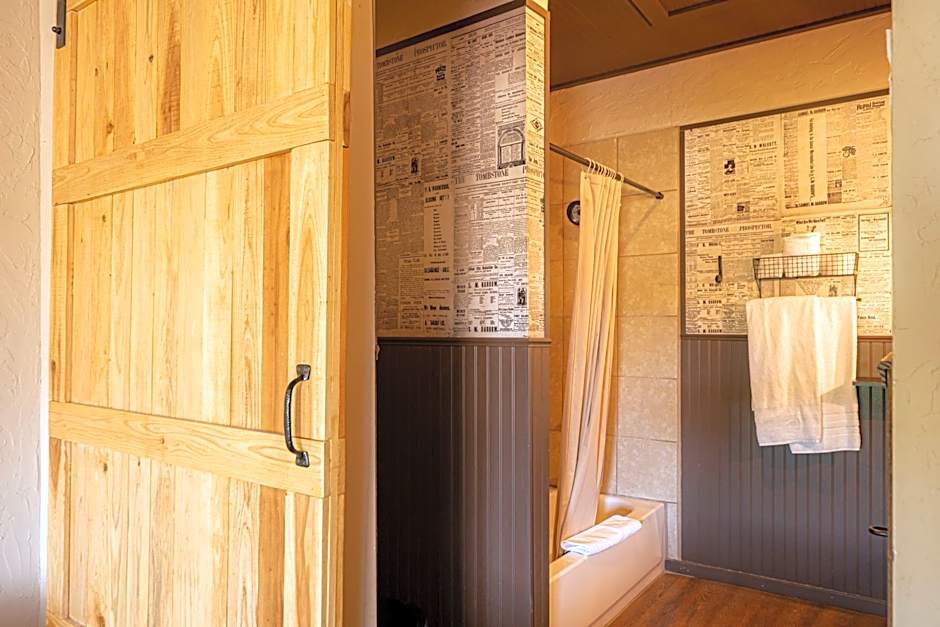 -Pet Friendly- Miners Cabin #5 -Two Double Beds - Private Balcony