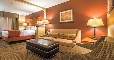 King Suite with Bath Tub and Sofa Bed - Disability/Non-Smoking