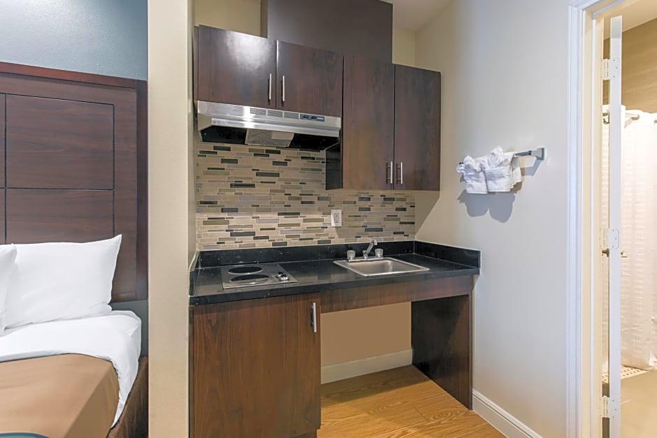 Econo Lodge Inn & Suites