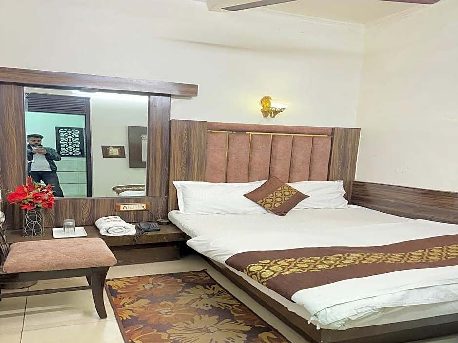 Hotel Shiv Palace – Delhi, NY