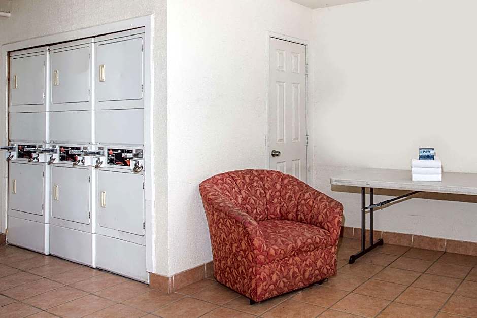 Days Hotel by Wyndham Peoria Glendale Area