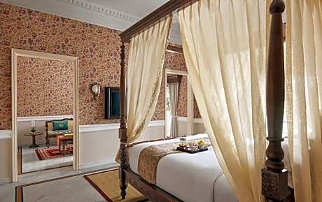 SeleQtions Suite with One Way Airport Transfer